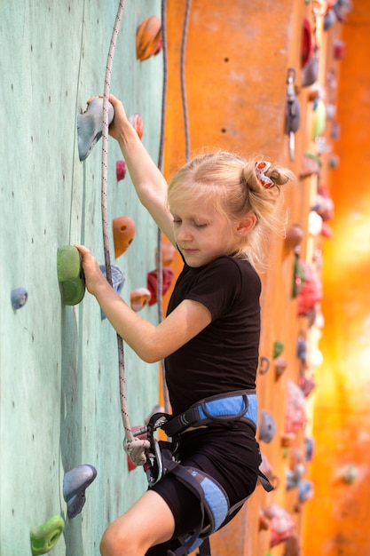 Boulder, niña trepando por la pared