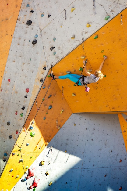 Bouldering, garota subindo na parede