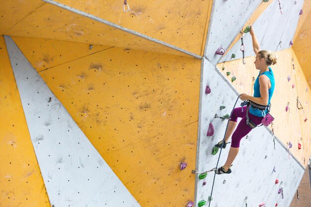 Bouldering, garota subindo na parede