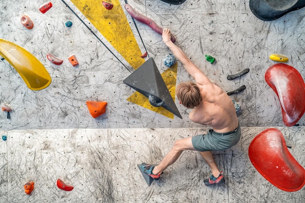 Bouldern an einer künstlichen Kletterwand