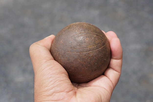 boule na mão de um atleta