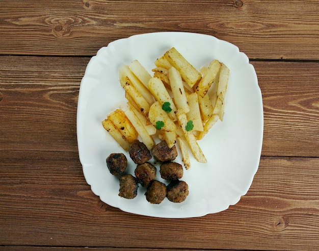 Boulet a la liegeoise - Fleischbällchen mit Sauce und Pommes Frites.