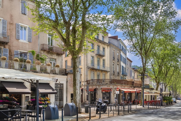 Boulevard en el centro de la ciudad de Cahors, Francia
