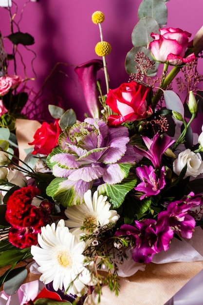 Bouqet de flores coloridas, misturadas com rosas, gérbera, repolho e flor de alstroemeria