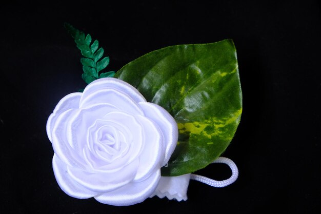 Foto bouquet aus seiden- und satinrosen, hochzeitsblumen. romantische nuance. hand blumenstrauß. rose und blatt