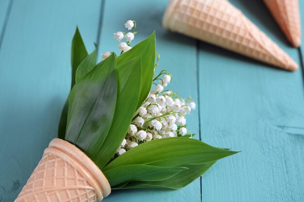 Bouquet aus weißen Lilienblumen des Tals in einem Waffelkegel in der Nähe