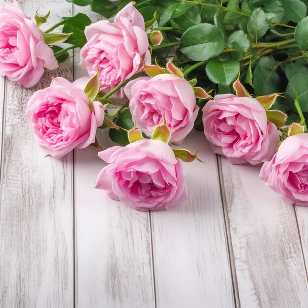 Bouquet aus wunderschönen rosa Rosen auf weißem hölzern Hintergrund