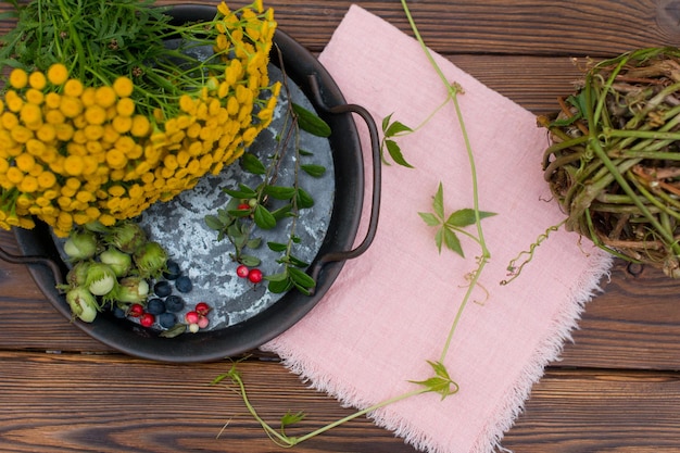 Foto bouquet coletado de erva rústica medicinal de tansy