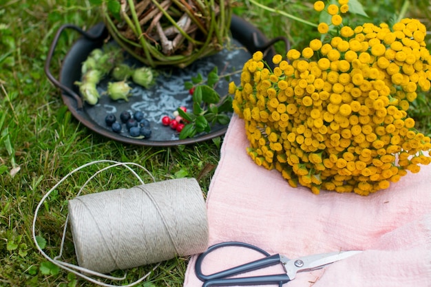 Foto bouquet coletado de erva rústica medicinal de tansy