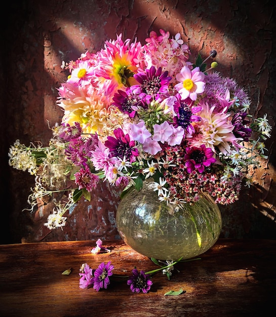 Bouquet com dálias anêmona montbrecia stonecrop clematis aster phlox