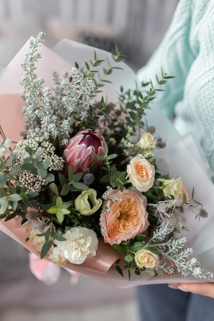 Bouquet com peônia rosa e protea