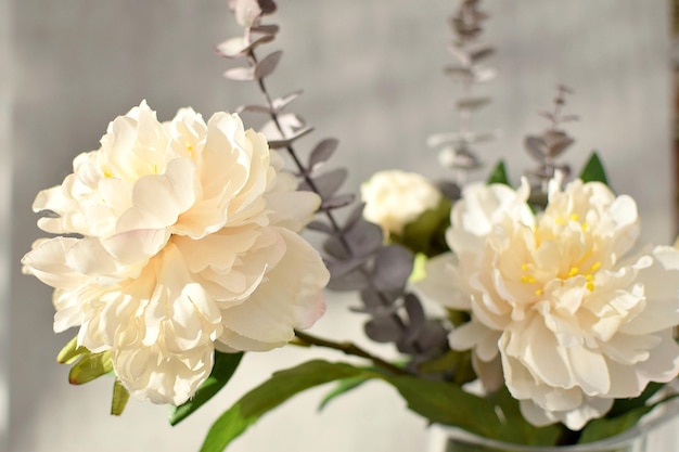 Bouquet com peônias brancas e eucalipto