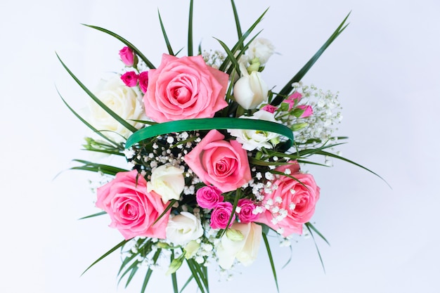 Bouquet com rosas rosa e brancas em fundo branco