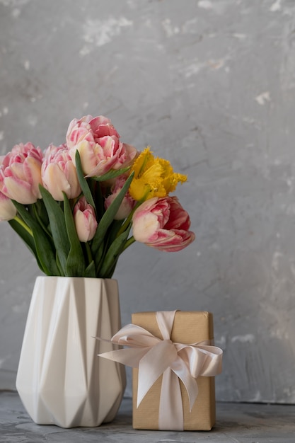 Bouquet com tulipas em um fundo cinza