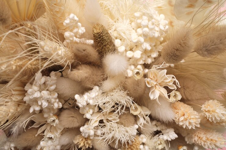 Bouquet com várias flores silvestres secas amarelas Close up view