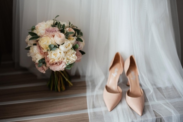 Bouquet de casamento elegante de flores naturais frescas e vegetação