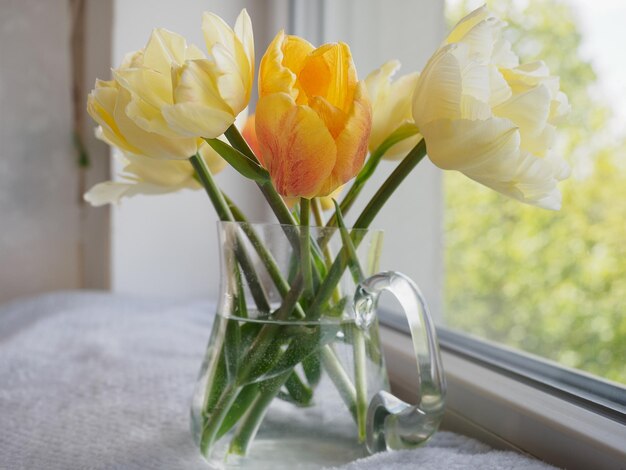 Bouquet de flores brilhantes em um vaso na mesa