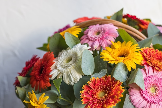 Bouquet de flores, camomila, margarida, gérbera, bouquet de verão delicado isolado