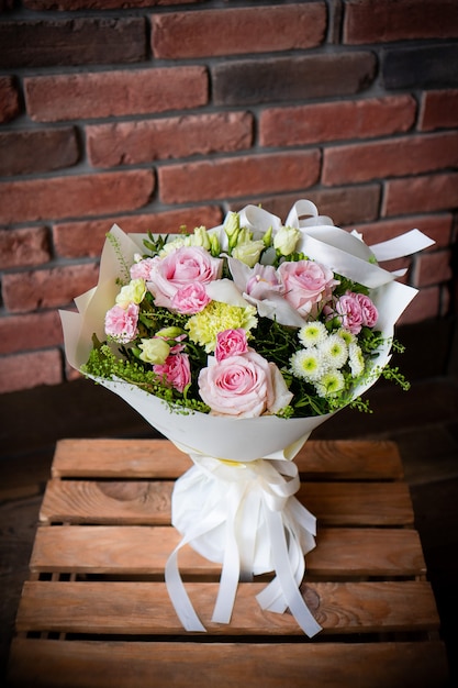 Bouquet de flores delicadas frescas em fundo branco celebração de presente casamento dia dos namorados