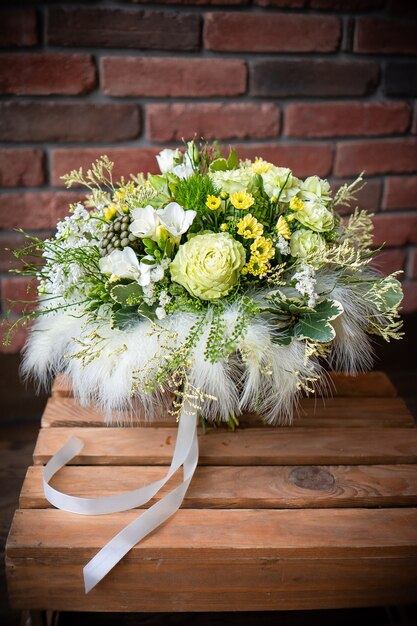 Bouquet de flores delicadas frescas em fundo branco celebração de presente casamento dia dos namorados