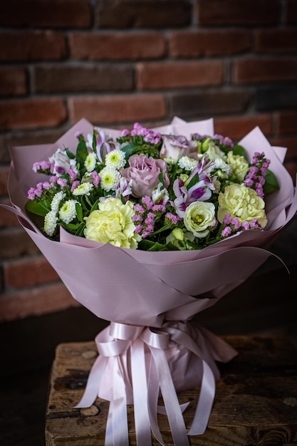 Bouquet de flores delicadas frescas em fundo branco celebração de presente casamento dia dos namorados