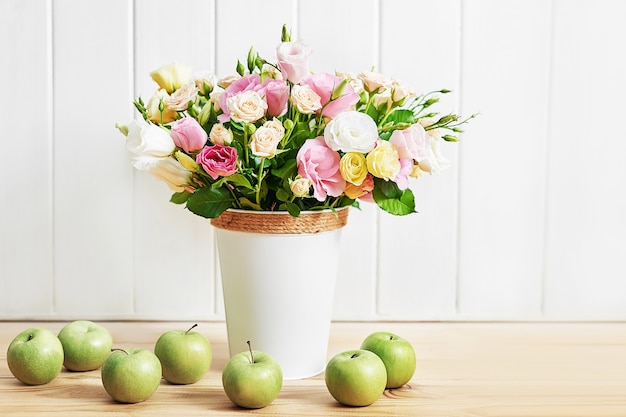 Bouquet de flores e maçãs.