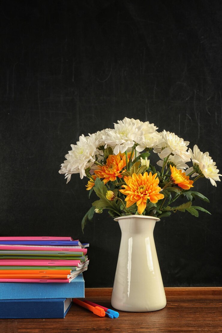 Foto bouquet de flores livros de cópia e livros em mesa de madeira