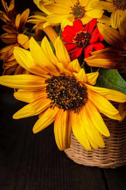 Bouquet de girassóis em uma cesta na mesa