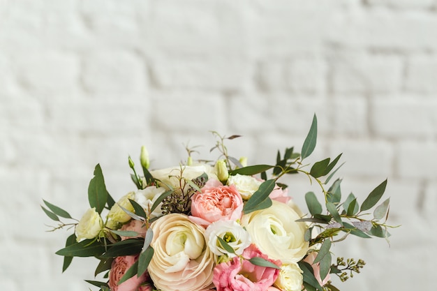 Bouquet de lindas rosas e flores brancas