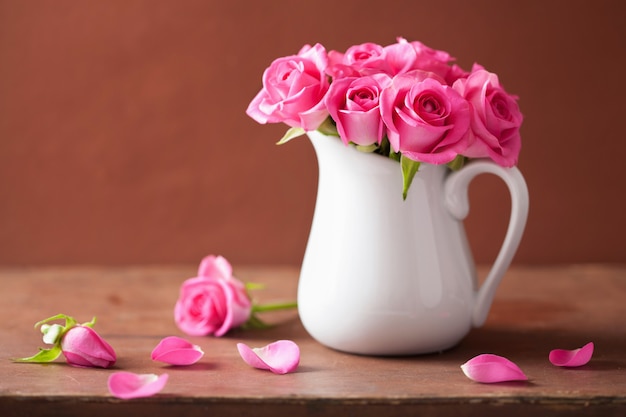 Bouquet de lindas rosas em vaso