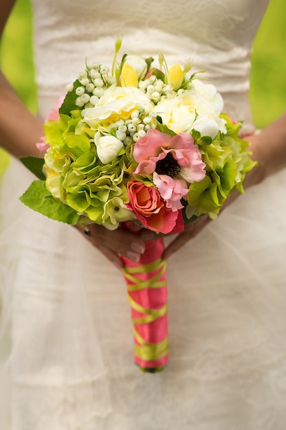 Bouquet de noiva da noiva segurando foco suave