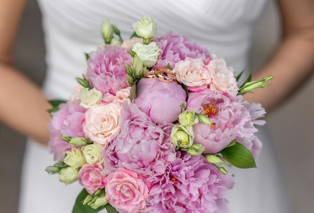 Bouquet de noiva de peônias rosa com rosas