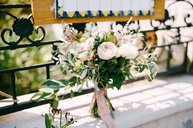 Foto bouquet de noiva de rosas brancas e rosa ramos de eucalipto astilbe ammi pequeno verde