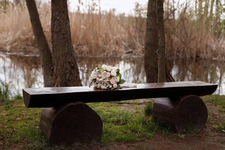 Foto bouquet de noiva encontra-se em uma árvore. casamento na primavera. florista para o casamento. noiva e noivo