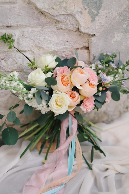 Bouquet de noiva fresco elegante de casamento composto por cores da moda
