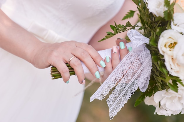 bouquet de noiva nas mãos da noiva
