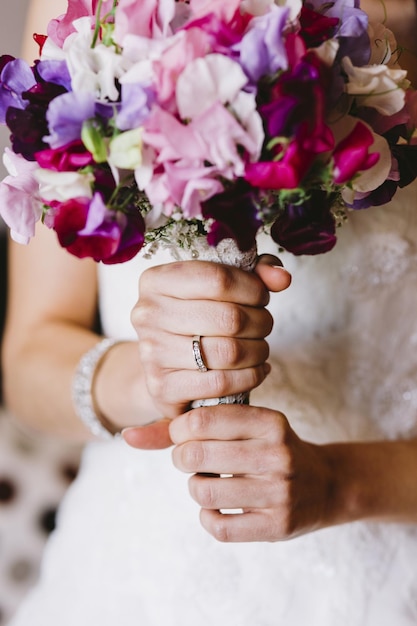 Bouquet de noiva realizada por ela com as mãos em seu casamento