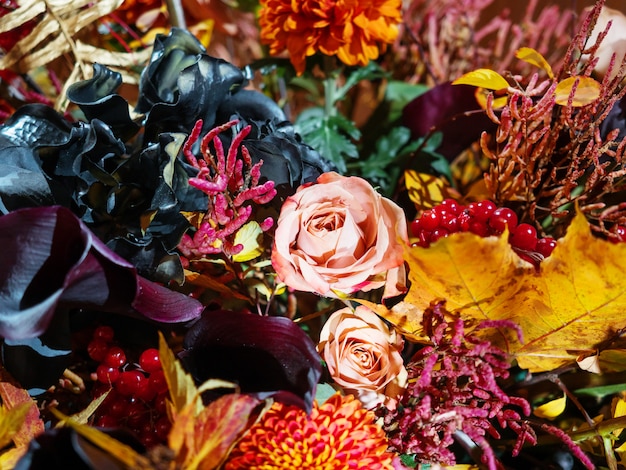 Bouquet de outono brilhante com rosas cor de pêssego