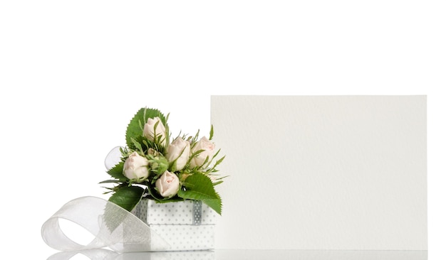 Bouquet de rosas brancas e caixa de presente