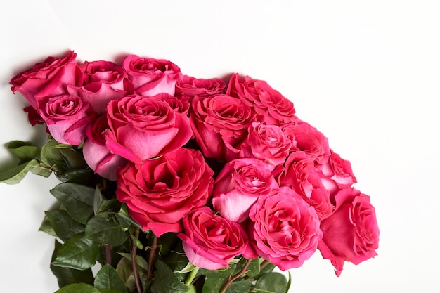 Bouquet de rosas cor de rosa em fundo branco com espaço de cópia.
