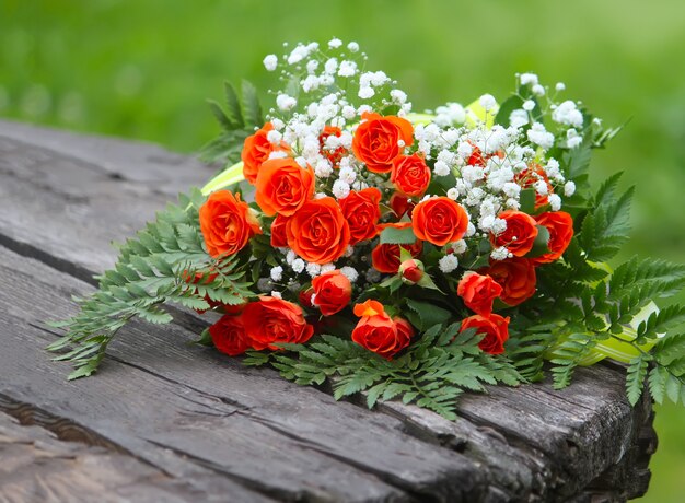 Bouquet de rosas e folhas verdes