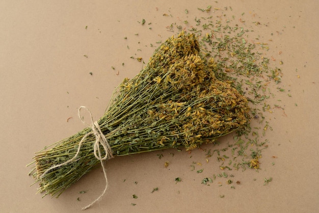 Bouquet getrocknete Heilkräuter und Blumen. Ernte von Heilpflanzen. Trockenes Johanniskraut, Tutsan