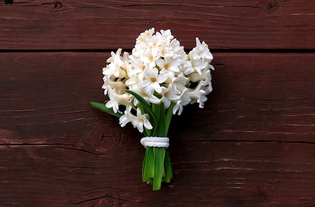 Bouquet de jacintos durante la primavera. Fondo - mesa antigua.