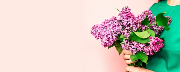 Bouquet de lilas en mano. Primavera lila. Flor lila