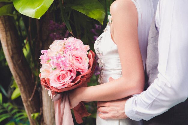 Foto bouquet na mão da noiva feliz no dia do casamento