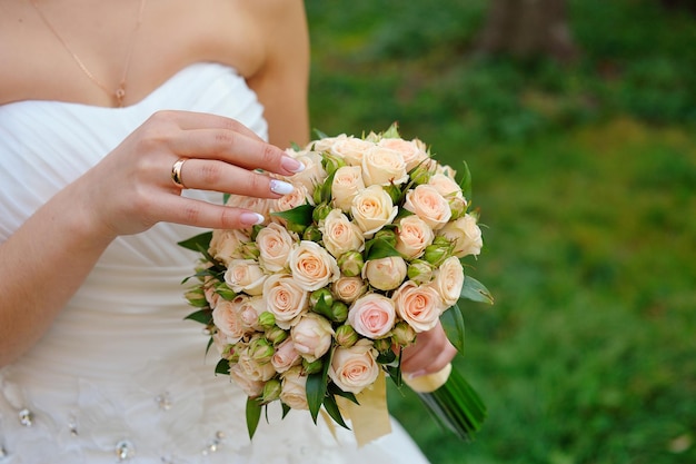 Bouquet nas mãos da noiva