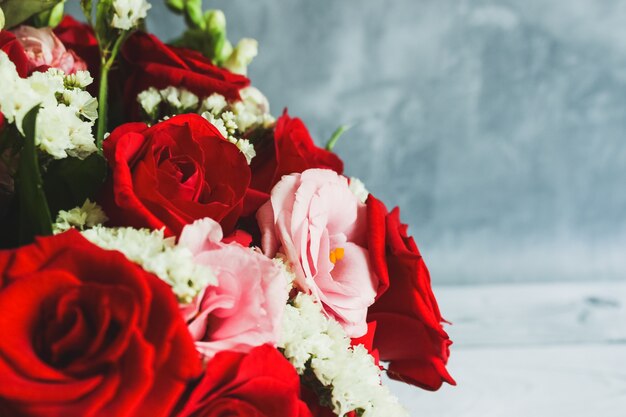 Bouquet romântico de rosas vermelhas e eustoma rosa para o feriado