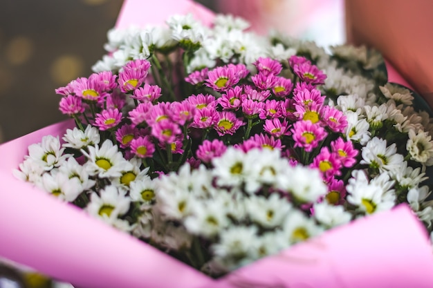 Bouquet von Feet und weißen Blumen
