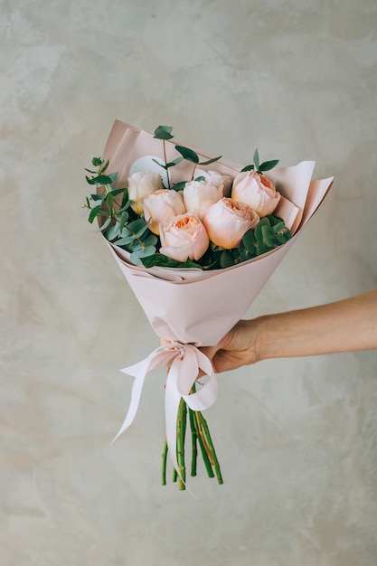 Bouquet von Freesien, Nelken und Chrysanthemen und Rosen