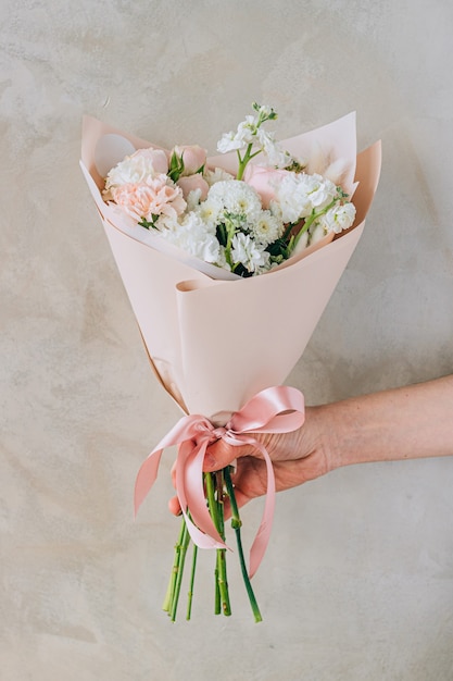 Bouquet von Freesien, Nelken und Chrysanthemen und Rosen